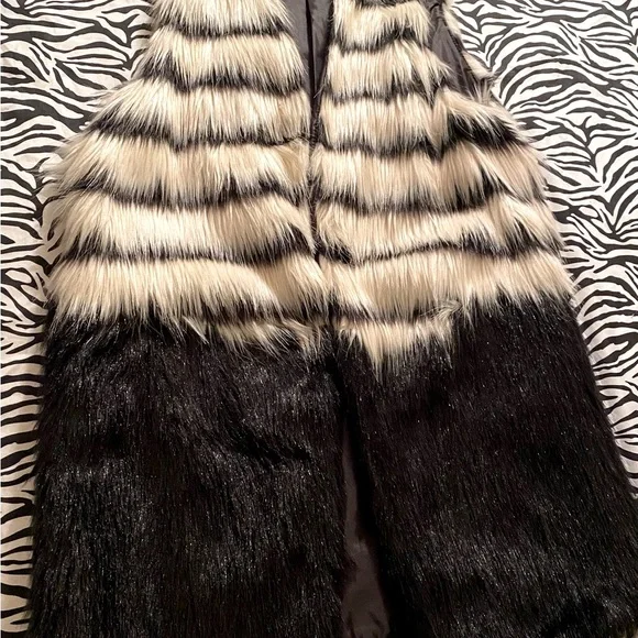 Chic Black and White Faux Fur Vest - Picture 4 of 9